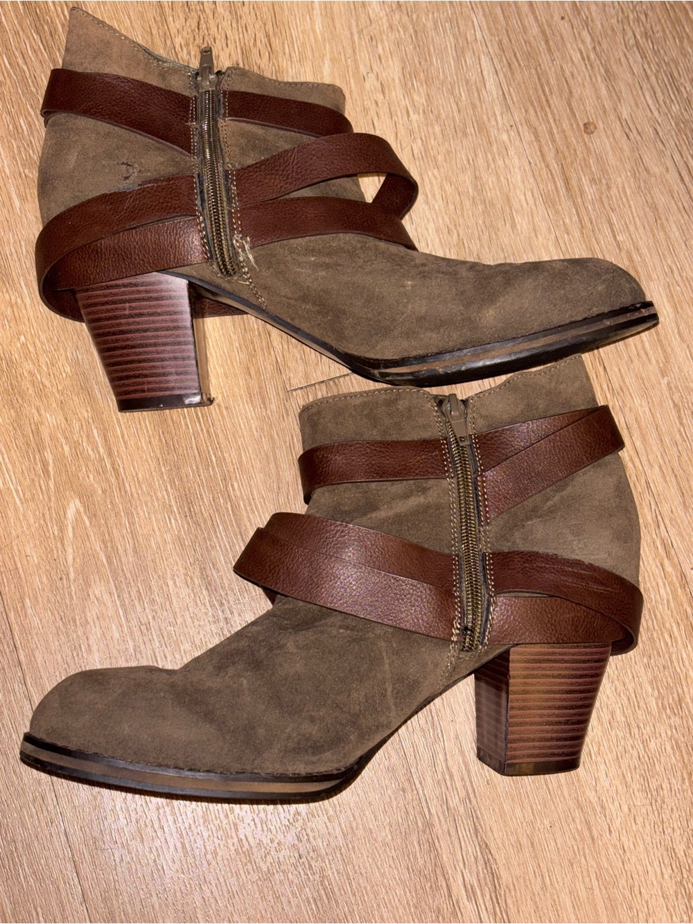 ShoeDazzle Lourdes Ankle Boots Womens 11 Taupe Faux Suede Wrap Strap Heel b79